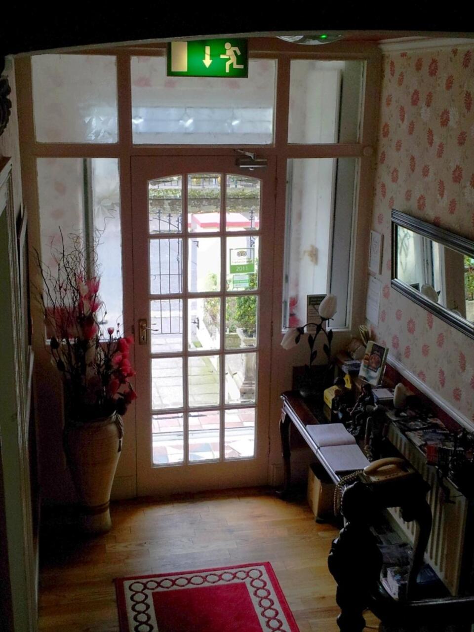Rose Park House Bed & Breakfast Лъндъндери Екстериор снимка