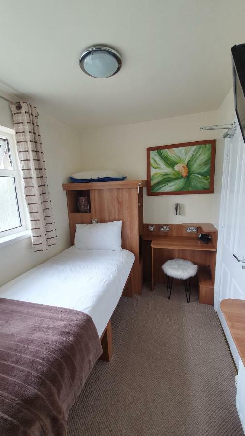 Rose Park House Bed & Breakfast Лъндъндери Екстериор снимка