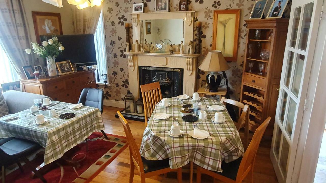 Rose Park House Bed & Breakfast Лъндъндери Екстериор снимка